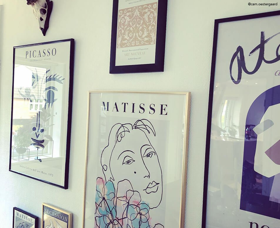 Galéria s čiernymi rámami a zlatými rámami