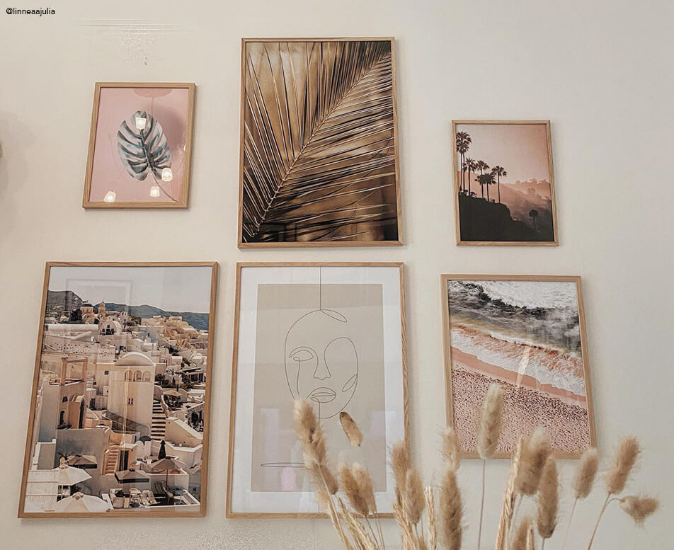 Galéria s dubovými rámami a zemiteľnými motívmi