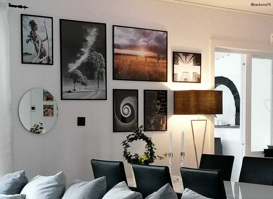 Galéria so zrkadlom a čiernymi rámami