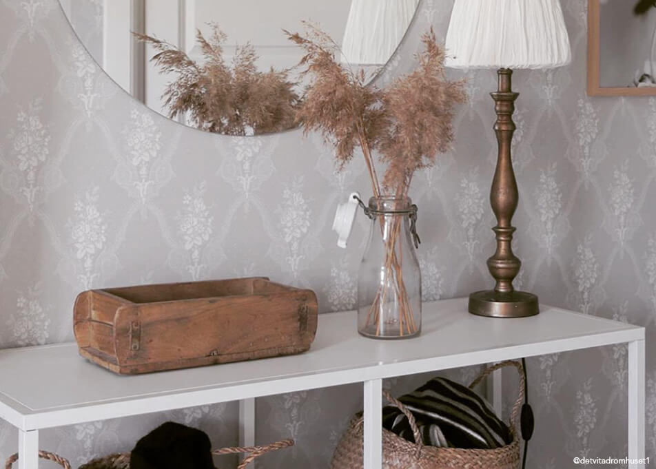 Výbava chodby - malé úložné priestory v drevenej miske, okrúhle zrkadlo, bronzová lampa