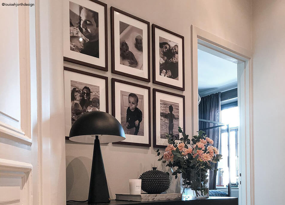 Fotogaléria v hale, čiernobiele fotografie v tmavých drevených rámov