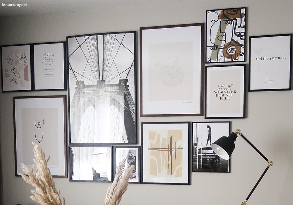 Veľká galéria nad gaučom v obývacej izbe