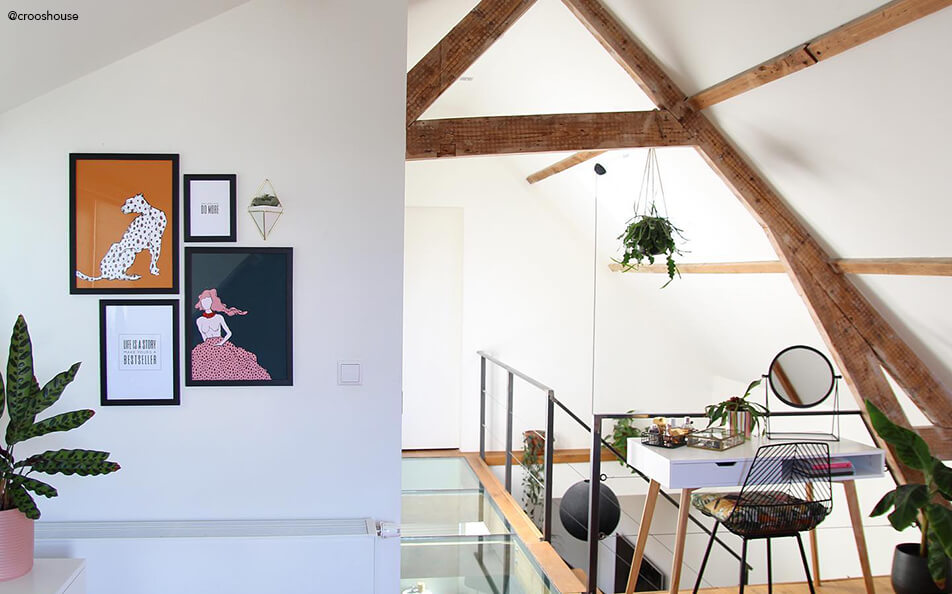 Galéria na malej ploche - šikmá strecha s trámami